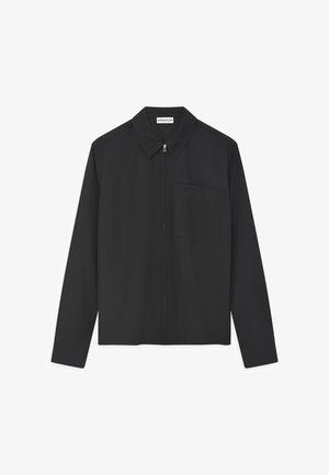Sort langærmet skjorte med lynlås foran, spids krave og en brystlomme. Fremstillet af et glat stof med et minimalistisk design.