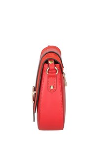 Borsa a tracolla rossa in pelle con texture liscia, forma strutturata, hardware dorato e tracolla regolabile; la vista laterale mostra il suo design compatto.