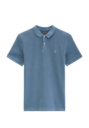 Blaues Polohemd mit kurzen Ärmeln, zwei weißen Knöpfen und kleinem "M OP"-Logo auf der linken Brust, umgeschlagener Kragen.