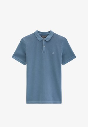 Polo bleu à manches courtes avec deux boutons blancs et petit logo "M OP" sur le côté gauche de la poitrine, col retourné.