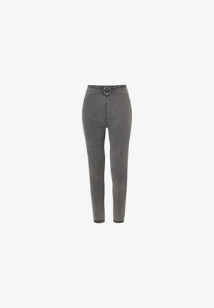 Leggings in denim grigio con vita alta, dotati di un dettaglio circolare sul fronte, gambe affusolate e una texture morbida.