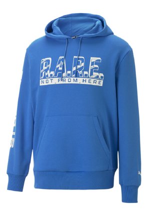 Blauer Kapuzenpullover mit weißem Text "R.A.R.E." und "NOT FROM HERE" auf der Brust, mit Fronttasche und Kordelzugkapuze.