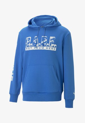 Sweat à capuche bleu avec texte blanc "R.A.R.E." et "NOT FROM HERE" sur la poitrine, doté d'une poche avant et d'une capuche avec cordon.