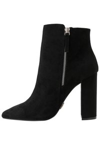 Stivale alla caviglia in suede nero con punta appuntita, zip laterale in argento e tacco a blocco chunky. Texture liscia e design elegante.
