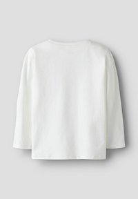 Biała bawełniana koszula z długim rękawem i okrągłym dekoltem. Gładka tekstura; prosty krój, bez widocznych wzorów ani elementów metalowych.