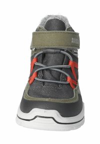 Zapato gris con acentos verdes y cordones rojos. Presenta una superficie texturizada, un collar acolchado y una suela de goma blanca. Correa de velcro ajustable.