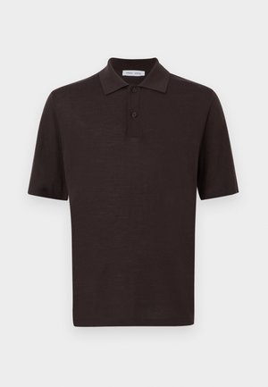 Brun kortærmet polo skjorte lavet af letvægtsstof. Har en klassisk krave og tre-knaps lukning, glat tekstur, ingen mønstre.