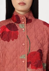 Vero Moda VMJANE LOLA QUILT  FAW EXP - Lagana jakna - winetasting/dark rose