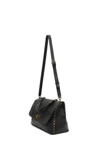 Sac à main en cuir noir avec un rabat repliable, quincaillerie dorée et clous décoratifs sur un côté. Dispose d'une longue bandoulière réglable.