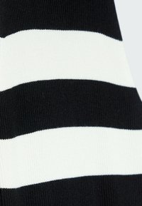 Tissu à rayures noires et blanches, présentant des lignes horizontales de largeur égale, avec une texture lisse et côtelée. Convient pour des applications vestimentaires.