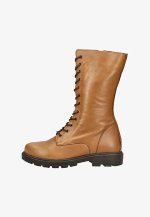 Tan læder snørebod med rund tå, robust sål og metaløjer. Høj skaft med glat overflade og minimal syning.