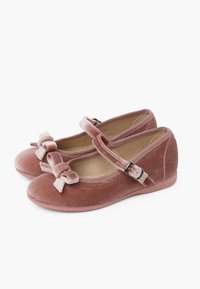 Rosa Samt-Mary-Jane-Schuhe mit runder Zehenpartie, flachem Absatz und einer dekorativen Schleife an der Vorderseite, ausgestattet mit einem verstellbaren Riemen mit Schnalle.