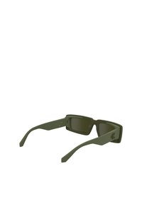 Ochelari de soare verde măsliniu cu rame rectangulare, finisaj mat și lentile închise la culoare. Brațe flexibile, drepte, cu detalii ale logo-ului brandului.