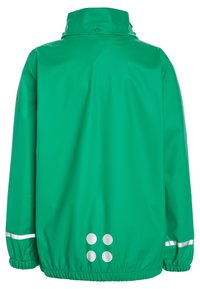 Giacca impermeabile verde con colletto alto, polsini elastici, strisce riflettenti e dettaglio a motivo circolare sul retro.