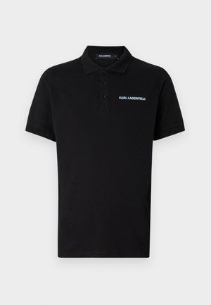Polo noir en coton, doté d'une patte de boutonnage à trois boutons, de manches courtes et d'un logo bleu sur la poitrine gauche.