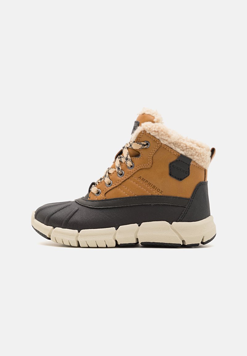 Bruine en zwarte waterdichte boots met een zachte voering, verstevigde neus en dikke rubberen zool. Voorzien van metalen veterogen en patroonveters.