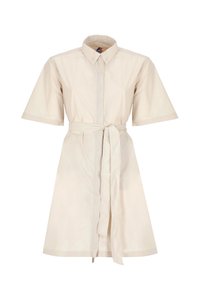 Abito camicia color crema con maniche corte, chiusura frontale con bottoni e vita legata. Presenta un colletto rigido e un tessuto liscio e leggero.
