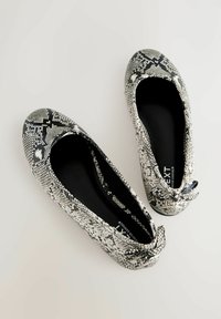 Ballet flats i sort og hvidt slangeprint, rundet tå, blødt overmateriale med en lille sløjfe på hver sko. Sort indvendigt.