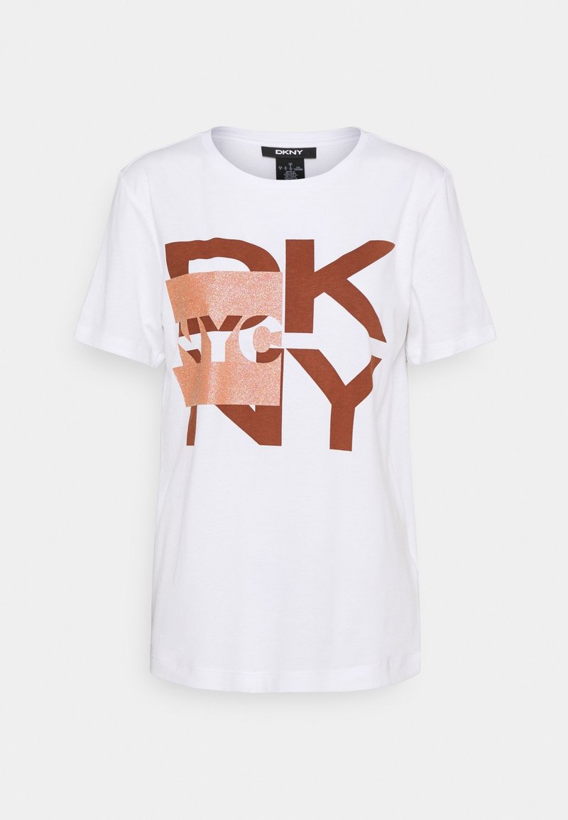 Bílý bavlněný tričko s výrazným hnědým a třpytivým růžově zlatým nápisem "DKNY" a "NYC" v vrstveném designu. Krátké rukávy, kruhový výstřih.