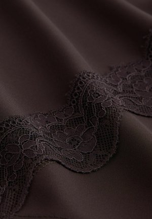 Mörkbrunt tyg med delikat spetskant i blommönster, som visar en jämn textur och vågiga kanter.