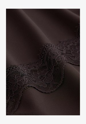 Mörkbrunt tyg med delikat spetskant i blommönster, som visar en jämn textur och vågiga kanter.