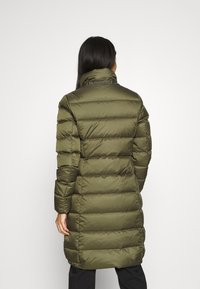 Cappotto imbottito verde oliva con design a cuciture orizzontali, colletto alto e maniche lunghe, caratterizzato da una texture liscia e lucida e una lunghezza fino al ginocchio.