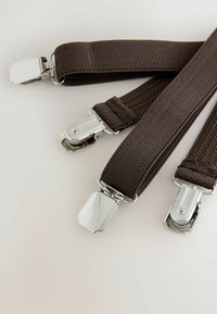 Barna szőtt nadrágtartó halszálka mintával; ezüst színű fém csatokkal rendelkezik. A lapos, texturált anyag szilárd kialakítást biztosít.