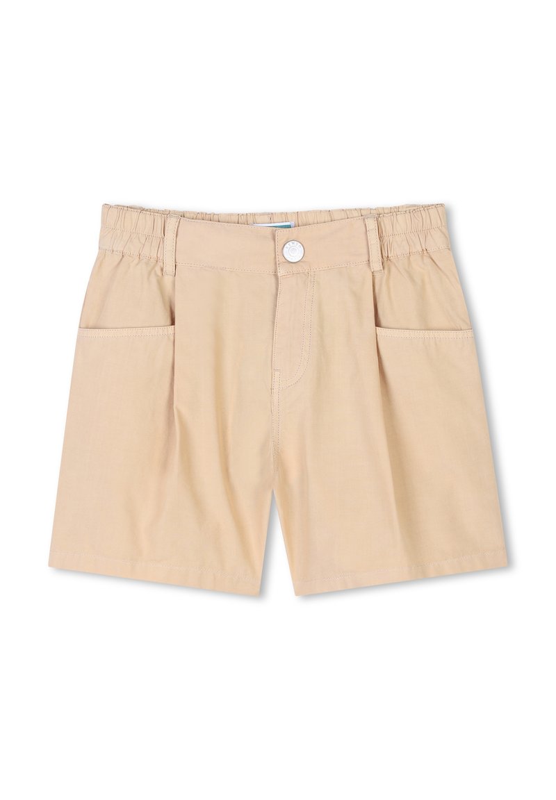 Shorts beiges avec une taille élastique, une fermeture à bouton et deux poches latérales. Le tissu a une texture lisse et un design simple.