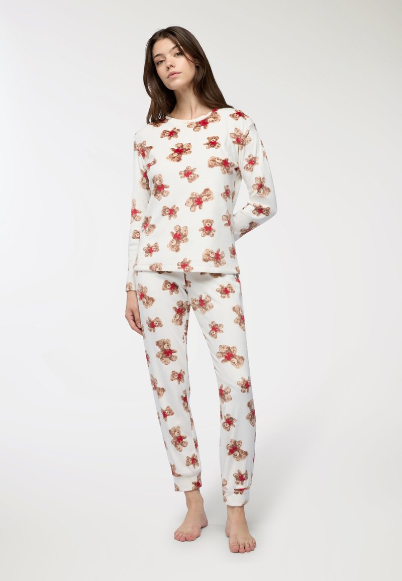 Set di pigiama a maniche lunghe in tessuto bianco con motivo di orsetti marroni e rossi. Presenta una vestibilità comoda e una vita elastica.