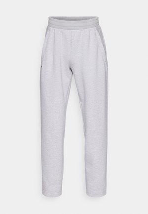Pantalones de chándal gris claro fabricados con una tela suave, que cuentan con una cinturilla elástica, dos bolsillos laterales y piernas ajustadas con un dobladillo en el tobillo.