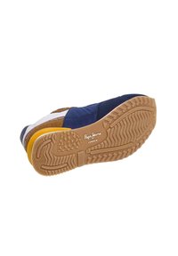 Baskets Pepper Jeans avec une tige en textile bleu, des accents en suède marron et une semelle en caoutchouc beige dotée d'un motif de semelle.