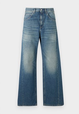 Μπλε τζιν με φαρδιά μπατζάκια, ξεθωριασμένες περιοχές στους μηρούς, μπροστινές τσέπες, θηλιές για ζώνη και κούμπωμα με κουμπί στη μέση.