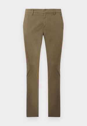 Pantalones casuales de hombre de corte ajustado en verde oliva con trabillas para cinturón, bolsillos frontales y bragueta oculta con botones, mostrados planos sobre un fondo blanco.