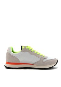 Sneaker sportive con tomaia in suede grigio e sintetico bianco, lacci verde neon, accento della soletta arancione, suola in gomma nera e collo imbottito.