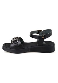 Schwarze Leder-Sandale mit breitem Riemen und Schnallen-Detail, verstellbarem Knöchelriemen, gepolsterter Fußbett und einer mäßig dicken Sohle.