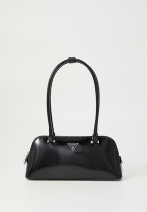 Czarna torba na ramię z lakierowanej skóry z długimi uchwytami i trójkątną blaszką z logo Guess na środku przedniej strony.