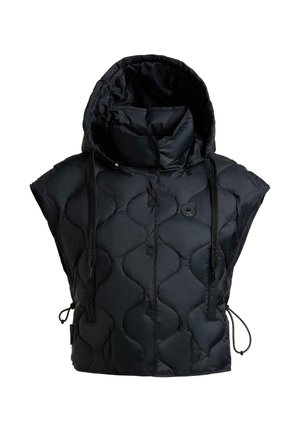 Svart ermeløs, quiltet vest med hette, knapper foran, justerbare snorer på hette og sider, med et lite emblem på brystet.