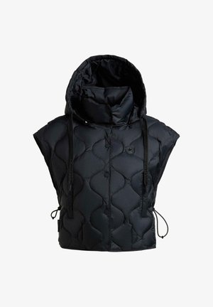 Svart ermeløs, quiltet vest med hette, knapper foran, justerbare snorer på hette og sider, med et lite emblem på brystet.