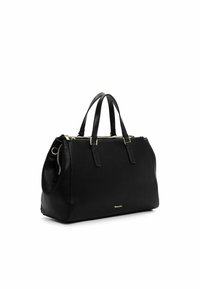 Schwarze Lederhandtasche mit doppelten Griffen, Reißverschluss in Gold und dezentem Markenlogo auf der Vorderseite, perspektivische Ansicht vor weißem Hintergrund.