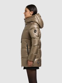 Fyldig olivengrøn jakke med hætte, der har lynlås foran, to sidelommer med lynlås og et logoemblem på venstre ærme. Glat tekstur.