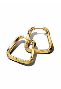 Orecchini a cerchio quadrati in oro con un design elegante e torcigliato, caratterizzati da superfici lisce e texture lucida, che evidenziano la loro qualità riflettente.