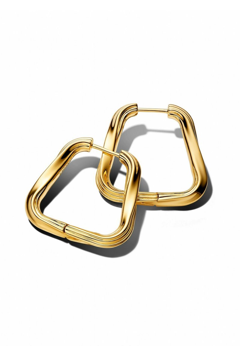 Orecchini a cerchio quadrati in oro con un design elegante e torcigliato, caratterizzati da superfici lisce e texture lucida, che evidenziano la loro qualità riflettente.