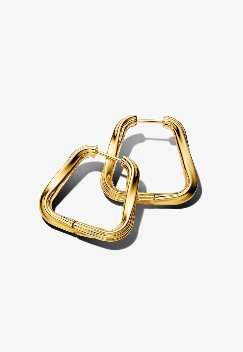 Goldene quadratische Creolen mit einem eleganten, gedrehten Design, das glatte Oberflächen und eine polierte Textur aufweist, die ihre reflektierenden Eigenschaften betont.