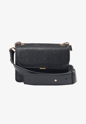 Sac bandoulière en cuir noir texturé avec une fermeture à rabat, des accents en métal doré, une sangle réglable et une doublure intérieure lisse.