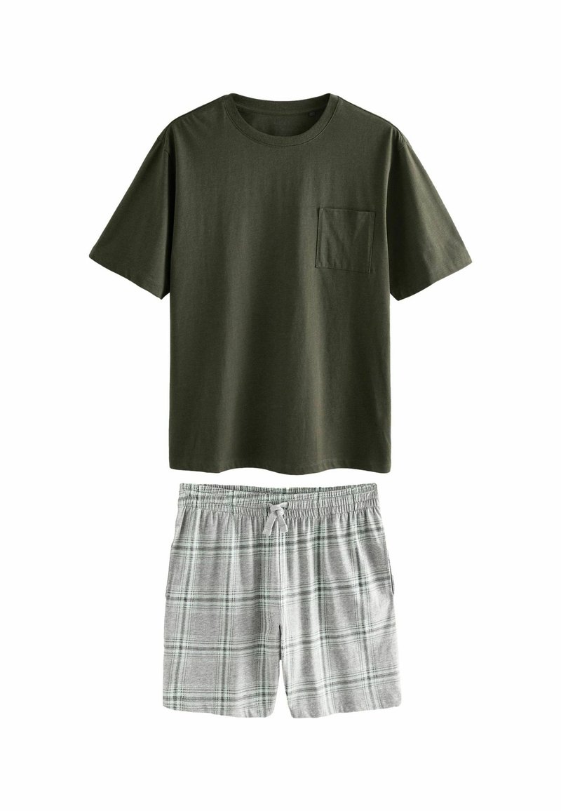 Olivgrünes Baumwoll-T-Shirt mit kurzen Ärmeln und einer Brusttasche, kombiniert mit grauen karierten Shorts mit elastischem Bund und Kordelzug.