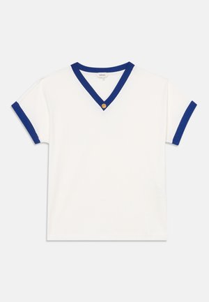 Chemise blanche à manches courtes avec bordure bleue en V au niveau du col et des manches, avec un petit bouton doré à la base de l'encolure.