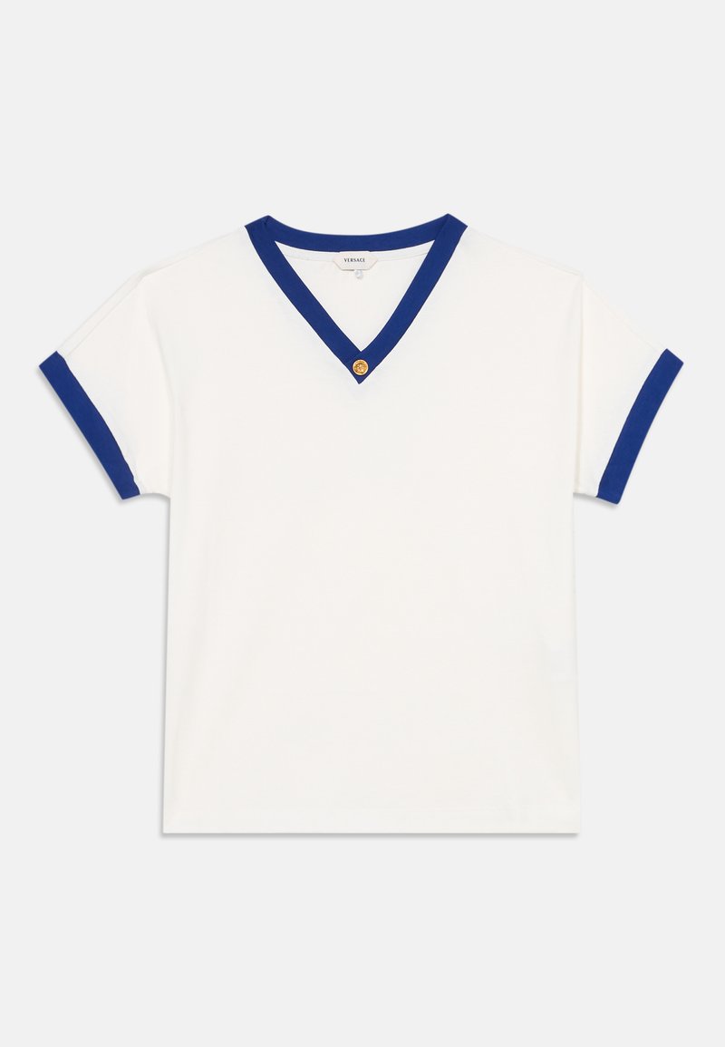 Chemise blanche à manches courtes avec bordure bleue en V au niveau du col et des manches, avec un petit bouton doré à la base de l'encolure.