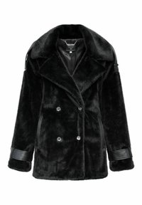 Czarny płaszcz z sztucznego futra z podwójnym zapięciem, dużym kołnierzem, skórzanymi akcentami i detalami guzików. Miękka tekstura i duże rękawy.
