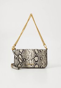 Klāta ar čūskādas rakstu, rokassoma krēmkrāsā un melnā krāsā ar zelta ķēdes siksniņu un rāvējslēdzēju ar minimālu metāla detaļu skaitu.