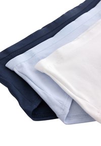 Trzy złożone t-shirty w kolorze granatowym, jasnoniebieskim i białym. Wykonane z bawełny, charakteryzują się gładką teksturą i klasycznym dekoltem w serek.